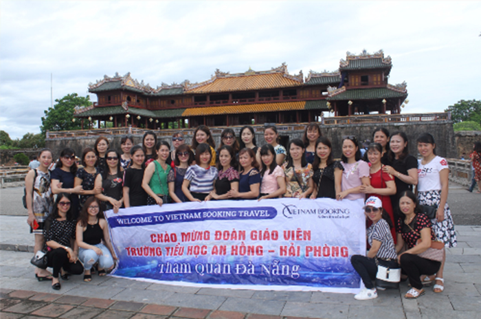 Vietnam Booking cùng đoàn khách thăm cố đô Huế