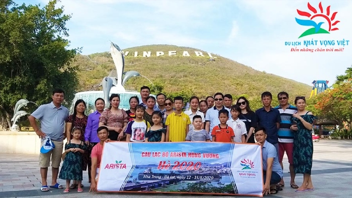 Du khách chụp ảnh kỷ niệm trong tour du lịch Nha Trang do Công ty Du lịch Khát Vọng Việt - Kavo Travel tổ chức