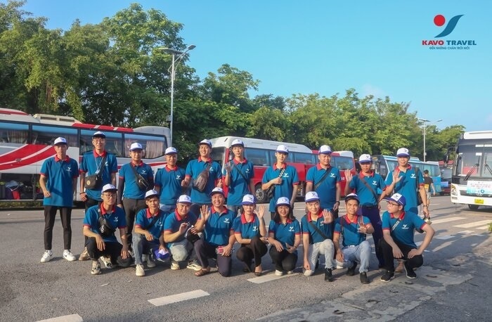Đội ngũ hướng dẫn viên chuyên nghiệp đồng hành cùng du khách trong suốt hành trình