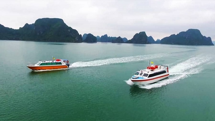 Du khách di chuyển bằng tàu cao tốc ra đảo