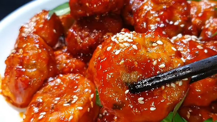 Chả cá thu sốt cay – kết hợp vị cay nồng vừa phải với độ mềm thơm của cá thu, tạo cảm giác kích thích vị giác khó quên.