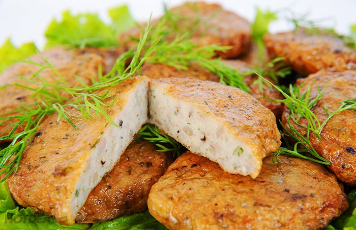 Chả cá thu với miếng chả mềm, thơm, giữ trọn vị ngọt tự nhiên của cá thu, thích hợp chiên, hấp hoặc nướng.