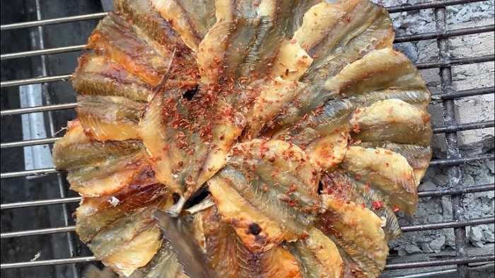 Cá chỉ vàng nướng than hoa có mùi thơm khói đặc trưng