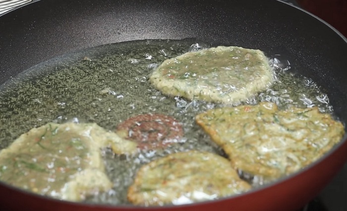 Nếu muốn chả rươi giòn lâu và dai hơn, bạn có thể áp dụng cách chiên hai lần