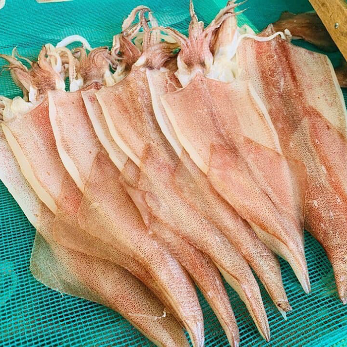 Bạn có thể mua mực 1 nắng ở quầy đông lạnh trong siêu thị