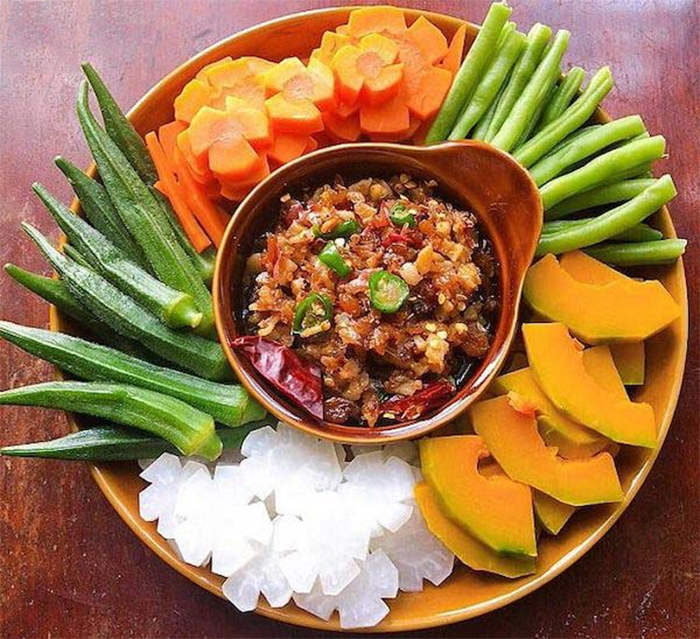 Tôm kho quẹt chấm rau củ luộc