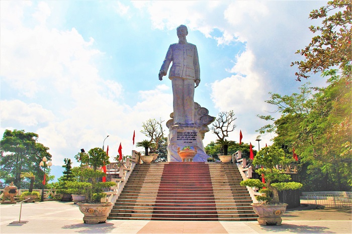 Bạn có thể đến thăm tượng đài Bác Hồ