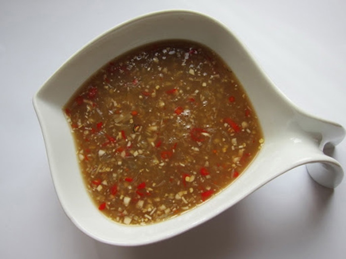 Mắm rươi Tứ Kỳ: Đặc sản truyền thống nổi tiếng với hương vị đậm đà, được chế biến từ rươi tự nhiên theo phương pháp ủ chượp lâu đời của người dân địa phương.