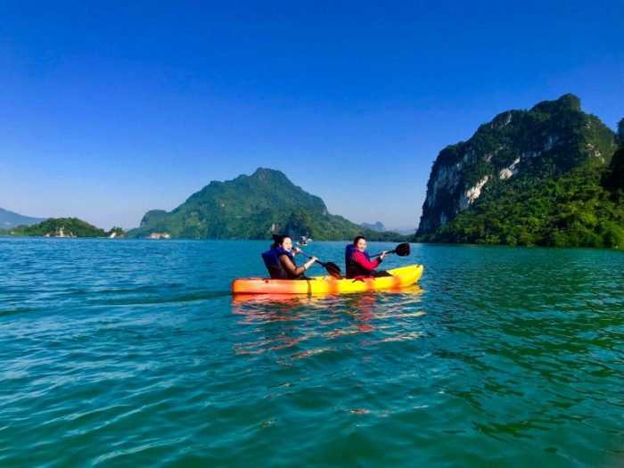 Trải nghiệm trèo thuyền hoặc kayak trên Hồ Hòa Bình